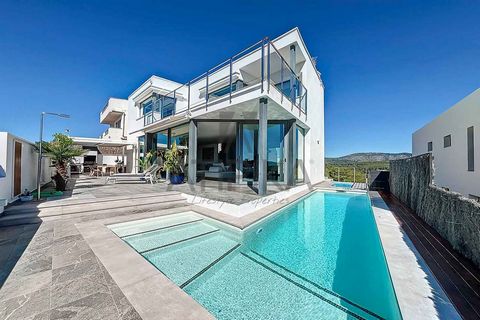 Dieses außergewöhnliche moderne Haus, nur 3 Jahre alt, bietet einen atemberaubenden Blick nach Südosten und umfasst das Meer und Sitges auf der einen Seite, die Weinberge, die Stadt Sant Pere de Ribes und den Naturpark Garraf auf der anderen Seite. D...