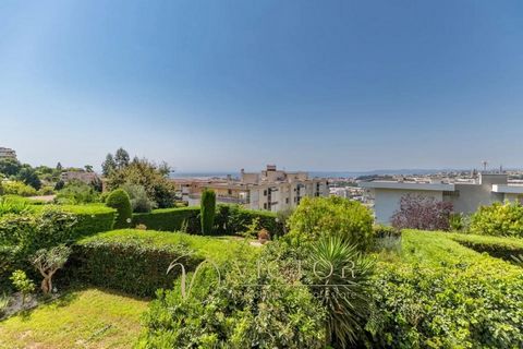 EXCLUSIVITY In a well-maintained residence from 1987. 4p with terrace with sea view, cellar and closed garage in the basement. Well arranged apartment, 77m² composed of a living room with recent fitted kitchen, opening onto a terrace with sea view in...