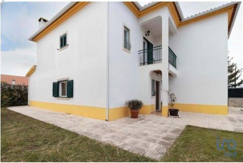 VENDE - MORADIA T4 ISOLADA EM BREJOS DE AZEITÃO Excelente Exterior e Acabamentos | Piscina e Garagem Privativa Hoje, apresentamos uma moradia de excelência, ideal para quem procura conforto, modernidade e qualidade de vida, inserida numa localização ...