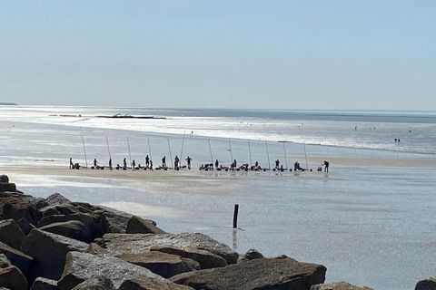 Nowoczesny dom wakacyjny położony zaledwie kilka kroków od ogromnej piaszczystej plaży, w spokojnej dzielnicy mieszkalnej składającej się głównie z domów wakacyjnych. Szczególnie przyjemny jest przestronny, jasny salon i dwa duże, odmiennie zorientow...