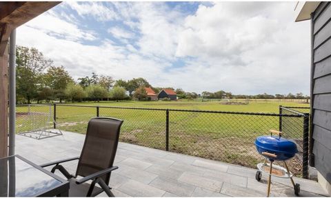 Cette nouvelle maison de vacances dans le polder près de Koudekerke est un vrai bijou ! Le grand salon surplombe le paysage, et quelle vue vous profitez ! Depuis le salon, vous entrez dans la véranda couverte où vous pourrez profiter des heures du so...