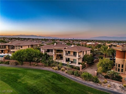 Questa splendida residenza di fronte al golf ridefinisce la vita di lusso. Entrando attraverso il grande foyer in un ampio open space che fonde eleganza, comfort e stile moderno. La cucina gourmet vanta elettrodomestici di alta gamma, squisite doppie...