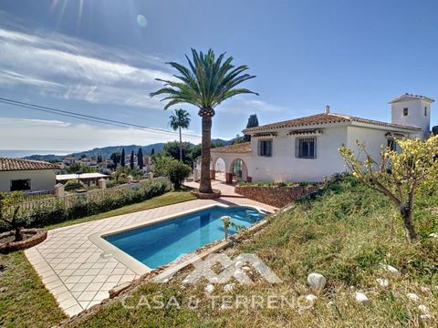 Come and discover this fully detached villa with astonishing sea views and a large swimming pool at the entry of one of the best residential areas of Frigiliana called Cortijo San Rafael near Nerja. This property comes with a wide garden with palm tr...