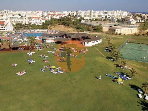 Cerca de playas, la marina y campos de golf, en el centro de ALBUFEIRA, tiene una zona común con jardines y piscina, jacuzzi, piscina climatizada, tenis, mini golf, gimnasio, restaurante. Todos los apartamentos T1-T2-T0 tienen dormitorios con armario...