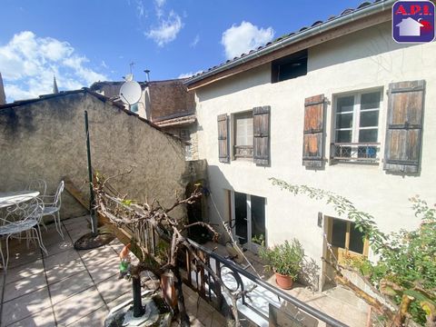 CHARMANTE MAISON DE VILLE AVEC COUR Au centre de Mirepoix, jolie maison de Ville avec garage et cour, d'une surface habitable de 85 m². Exposition Sud, avec jolie cour intimiste de 30 m². Le hall d'entrée dessert un WC, un séjour avec poêle à bois ai...