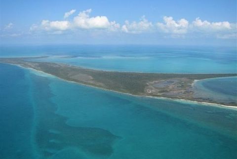 Great Sale Cay è un'isola privata in vendita nella bellissima Abaco. L'isola è matura per lo sviluppo e sarebbe un ottimo resort turistico ecologico. Un appezzamento di 370 acri nel mezzo, si estende da mare a mare e comprende il porto protetto di To...