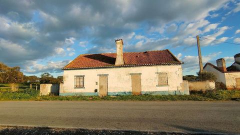 Kabeljauw. Toestel 7032 Ik presenteer u uitsluitend een villa met 4 slaapkamers, voormalig huis van de kantoneiros, ingevoegd in een rustiek landschap, in de buurt van het dorp Cabrela, een uur van Lissabon, 10 minuten van Vendas Novas, 20 minuten va...