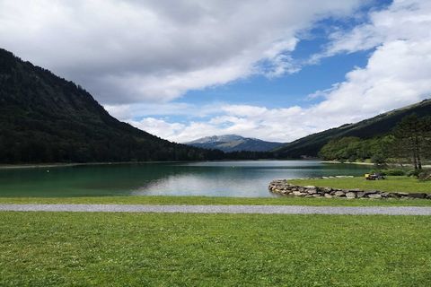 Het chalet is gelegen in het dorpje St. Jean d'Aulps, op slechts enkele kilometers afstand van het grootste aaneengesloten skigebied van Europa, les Portes du Soleil in de Franse Alpen. Dit kindvriendelijke chalet heeft een ruime, smaakvol ingerichte...