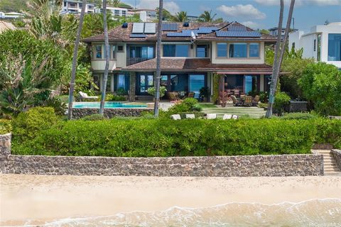 Ce magnifique chef-d’œuvre en bord de mer de Diamond Head « Cove Area » fusionne harmonieusement des éléments architecturaux hawaïens traditionnels avec un plan d’étage ouvert et moderne. Située dans une ruelle tranquille de Diamond Head Road, cette ...