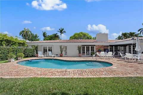 Willkommen zu luxuriösem Wohnen vom Feinsten in einer der begehrtesten Straßen von Key Biscayne. Mit einem 12.0000 Quadratfuß großen Grundstück. Dieses Haus bietet eine exquisite Mischung aus Komfort, Stil und Vielseitigkeit. 3 Schlafzimmer mit mögli...