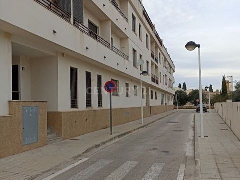 Vous cherchez votre nouvelle maison à Ondara? Nous l'avons. Cet appartement est situé au deuxième étage d'un immeuble à Ondara, une ville connue pour son atmosphère calme et agréable. La maison dispose de 2 chambres spacieuses et lumineuses, parfaite...