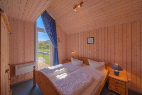 Dit ruime vakantiehuis, gelegen op een toplocatie in Rechlin, biedt plaats aan maximaal zes gasten met zijn drie comfortabele slaapkamers. Het heeft een goed ontworpen indeling, waardoor het ideaal is voor gezinnen of groepen. Hoewel er geen privézwe...