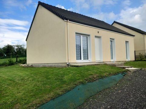 A 10 minutes de Gournay en Bray, maison de plain pied dans un village au calme comprenant un séjour/cuisine aménagée, une salle de bains, un wc indépendant avec lave mains et trois chambres. Fenêtres double vitrage et volets roulants. Pompe à chaleur...