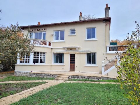 Between Nérac and Casteljaloux, this spacious family house from the 50s is composed on the ground floor of an entrance hall, a living room, a separate kitchen, a large and bright living room facing the garden, a laundry room and a boiler room equippe...