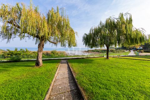 Dieses Apartment befindet sich in der renommierten Ortschaft Lugana in Sirmione und ist Teil einer prestigeträchtigen Wohnanlage, die direkt am Gardasee liegt. Diese exklusive Residenz verfügt über einen privaten Steg, einen Tennisplatz und einen Hau...