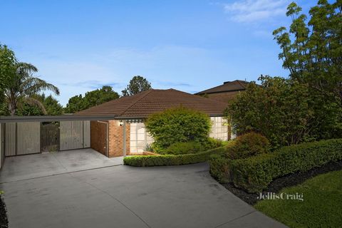 Ein atemberaubender Blick auf die Yarra Ranges in der Ferne unterstreicht dieses fabelhafte, aktualisierte Einfamilienhaus mit drei Schlafzimmern und einem Arbeitszimmer. Makellose Gartenumrandungen und eine weitläufige hintere Terrasse unterstützen ...