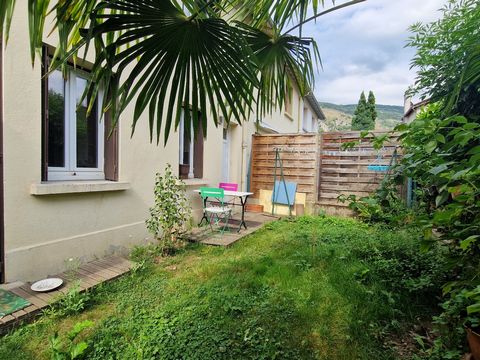 Située dans un quartier calme de Foix, cette charmante maison de 63 m² à la chance de disposer d'un petit jardin et d'un garage. Elle se compose de : Au rez-de-chaussée : Séjour et cuisine ouverte et un accès au garage et au jardin exposée Sud. A l'é...