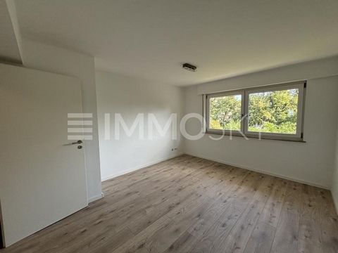 Désormais, cet appartement de 2 pièces à Espan est disponible à la vente ! L’appartement est situé au rez-de-chaussée d’un immeuble d’appartements avec un total de 8 appartements. La surface habitable d’environ 55,7 m² s’étend sur un dégagement, une ...