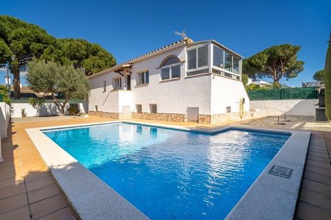 Haus mit privatem Pool und Garten in La Escala Costa Brava, nur 900 m vom Strand Riells entfernt. Es verfügt über eine bebaute Fläche von 199 m2 und eine Nutzfläche von 122 m auf einem 424 m2 großen Grundstück. Wenn Sie im Erdgeschoss die Tür dieser ...