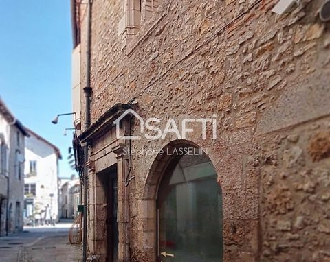 Lasselin Stéphane conseiller Safti vous propose à la vente située dans la charmante ville de Souillac (46200), cette maison en pierre de 310m² avec au rez de chaussée une vaste surface qui servait de restaurant et à l'étage un grand appartement avec ...