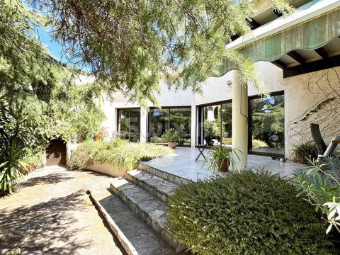 Réf 67507FD: Sète Corniche, close to all amenities and five minutes from the beach, nestled in a lush garden of around 2000m2 with intimate spaces and a tiled 10x5 swimming pool, pool house and barbecue, you will be seduced by this large, light prope...