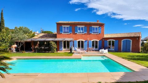 Freistehende Villa mit Swimmingpool auf den Höhen von Cagnes-sur-Mer, in einer ruhigen Umgebung und ohne Vis-à-vis. Auf einem flachen Grundstück von 4000 m² gelegen, bietet diese Immobilie einen freien Blick auf die umliegenden Hügel und dank ihrer S...