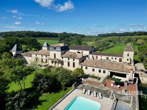 Dit prachtige kasteel ligt niet ver van het charmante dorpje Monsegur, met zijn vele winkels, bars en restaurants. De ingang van het pand is via een lange, met bomen omzoomde oprijlaan, die leidt naar een mooie geplaveide binnenplaats. De begane gron...