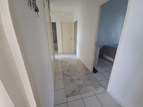 Rustige en goed onderhouden woning chemin iles d'oiselay ( louvèze ) 84700 Sorgues Appartement type 4 gelegen op de 2e verdieping in een gebouw op de 4e verdieping Dicht bij alle winkels In een zeer schone, veilige woning met conciërge en bewakingsca...