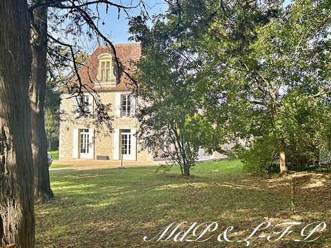 Cette magnifique propriété promet de belles surprises. Au rez de chaussée, une entrée dessert un lumineux salon triple exposition dotée d'une belle cheminée, une salle à manger, une cuisine ainsi qu'une chambre avec salle de bains. Un joli escalier e...