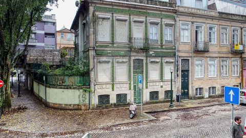 Charming villa for recovery Charming villa with three fronts, consisting of basement, ground floor, 1st and 2nd floors. Gross Private Area: 399 m2 Plot size: 207m2 Patio: 84 m2 Inserted in a privileged location, in the Historic Center of Porto, next ...