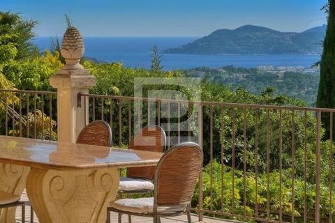 Mougins village, in a secure environment Charming property with panoramic views of the sea to the hinterland, arrival paved cars offering 4 places under shelters more parking. On one level entrance, kitchen, dining room, corner living room with firep...