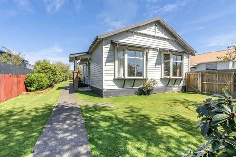 Stap binnen in deze betoverende residentie met 3 slaapkamers waar de charme en het moderne gezinsleven elkaar ontmoeten. Dit huis uit 1920 staat fier overeind en toont de originele hardhouten vloer, brede plinten en deuren. Biedt alle comfort die nod...