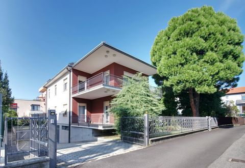 Villa Bifamiliare con giardino a Como, Via Campagna 6, zona Rebbio, ben servita, in una tranquilla via privata. Caratteristiche Principali: Piano Rialzato: Soggiorno doppio con caminetto e ampio terrazzo 2 camere da letto con armadi a muro 2 bagni St...