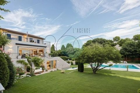 Exclusive: In Mougins, in a quiet residential area, discover this modern bastide overlooking the sea and the Esterel massif, close to shops. Renovated in 2021 with quality materials, it offers 4 bedrooms and 3 bathrooms, with a living area of approx....