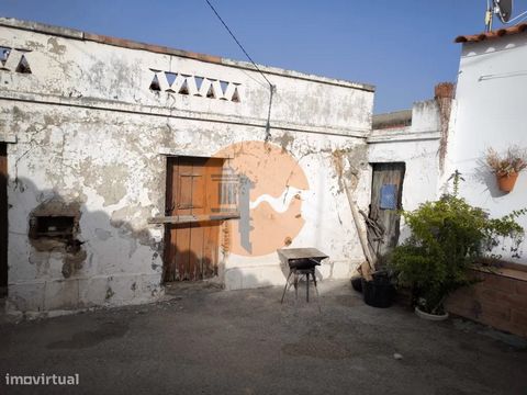 Einzigartige Gelegenheit im Herzen der Gemeinde Castro Marim. Entdecken Sie diese traditionelle Villa mit 1+1 Schlafzimmern zum Erholen, die sich im zentralen Largo do Rato befindet, direkt im Zentrum von Junqueira, einer charmanten Stadt in Castro M...