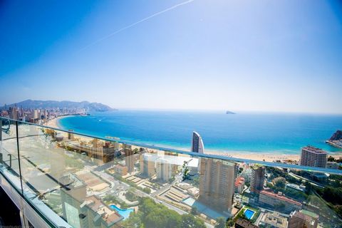 Exclusieve woningen op een paar meter van het Poniente-strand in Benidorm Kunt u zich voorstellen dat u elke ochtend wakker wordt in een moderne glazen toren, met een spectaculair uitzicht op de Middellandse Zee en de stad Benidorm? Nu kun je het wer...