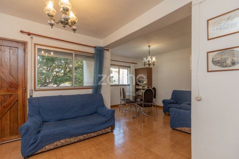 ID de l’établissement : ZMPT571148 Appartement de 4 chambres situé à Vale das Flores, paroisse de Santo António dos Olivais, idéal pour ceux qui recherchent le confort et la praticité. Avec des surfaces généreuses, cette propriété se compose de : - 4...