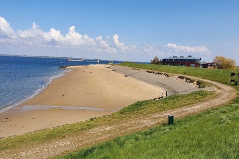 Aan de vijver van het vakantiepark gelegen, treft u dit fraaie chalet met moderne inrichting. Door de hele accommodatie zijn lichte kleuren gebruikt en in combinatie met de grote raampartijen voelt het heel ruimtelijk. De apparatuur in de open keuken...