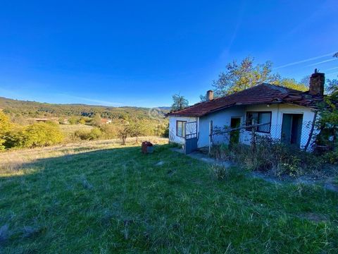 Imoti Tarnovgrad biedt u een huis met een grote tuin en een panoramisch uitzicht in het Balkandorp Kalaydzhii, dat op 35 km van de stad Veliko Tarnovo ligt. Veliko Tarnovo. Het huis heeft vijf kamers en een badkamer. De werf heeft een oppervlakte van...