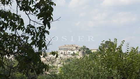 Dieser ehemalige Schafstall, der vor etwa dreißig Jahren restauriert wurde, befindet sich in einem besonders idyllischen Gelände, nur einen Steinwurf vom Dorf Ménerbes entfernt. Hier gibt es weder Lärm noch Umweltverschmutzung, und seit vierzig Jahre...