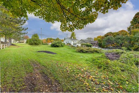 Terrain à vendre à Haute-Saint-Charles Ouest ! Découvrez cet immense espace de 91 755,90 mètres carrés, parfait pour les amoureux de la nature. Ce terrain non aménagé offre un cadre paisible, loin de l'effervescence urbaine. Parfait pour une exploita...