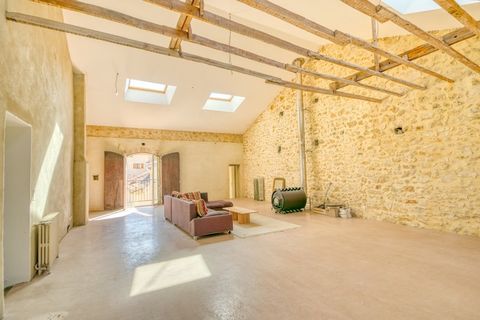 Remise en vente au prix du Compromis de Vente, après défaut de financement. *****Demeure Vigneronne***** en bordure du village, agréablement rénovée de 438 m² plus 250 m² de dépendances. Possibilité de scinder la propriété en deux parties (déjà cadas...