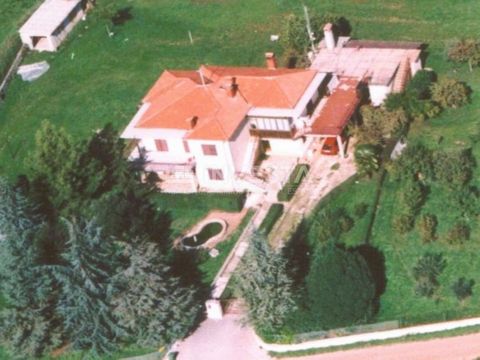 Location: Istarska županija, Brtonigla, Brtonigla. Brtonigla – Geräumiges Baugrundstück mit Haus und Geschäftspotenzial Zum Verkauf steht eine repräsentative Immobilie in Brtonigla, mit einem Haus von 330 m² und einem Baugrundstück von 15.056 m² an e...