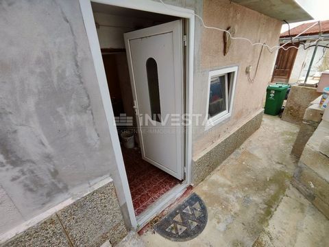 Location: Istarska županija, Pula, Šijana. For sale is a 39 m² apartment for renovation located in Šijana. The apartment consists of a hallway, kitchen, room, bathroom, and a yard with an auxiliary building of 128 m². It is in an excellent location a...