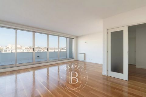 Penthouse avec trois grandes chambres à Matosinhos Sul, à deux pas de la plage. Très lumineux, il dispose d'une bonne salle commune avec accès direct à la terrasse et d'une cuisine équipée d'appareils Bosch. L'une des chambres est une suite et toutes...