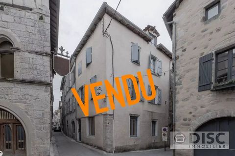 This building is located in the historic heart of the medieval village of Saint Antonin Noble Val, near the church. This building consists of two apartments that have been completely renovated. Entering the building you enter a spacious hall, this ha...