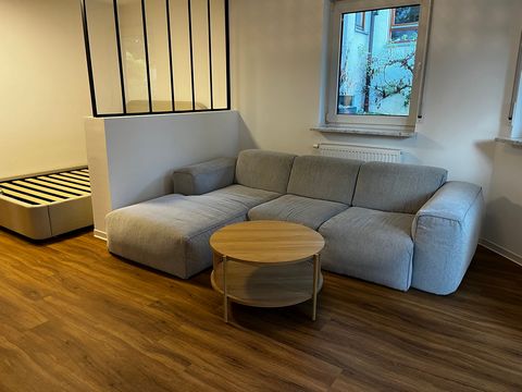 Zum 15.11.2024 wird diese schöne, helle und kernsanierte 1,5 Zimmer Souterrain-Wohnung mit Terrasse im beliebten Stuttgarter Stadtteil Plieningen vermietet. Die teilmöblierte Wohnung befindet sich in einem gepflegten Mehrfamilienhaus und besticht dur...