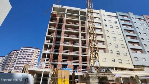 Apartamento T3, inserido Prédio em Construção (18 frações, 9 pisos e dois espaços comerciais), com dois elevadores, cuja conclusão de obra está prevista para o final de 2025. Está muito bem localizado, numa zona de prédios altos e homogéneos. A vista...