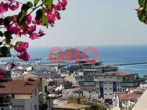 Omgekeerde duplex op 300 meter van de gemeente Kusadasi en het strand. Netto 105m2 Grote tuin Zeer goed verzorgd Kan gebruikt worden als appartement 4 kamers 1 woonkamer 4 badkamers Weergaven Flatgebouwen Komt in aanmerking voor krediet   Deze vermel...