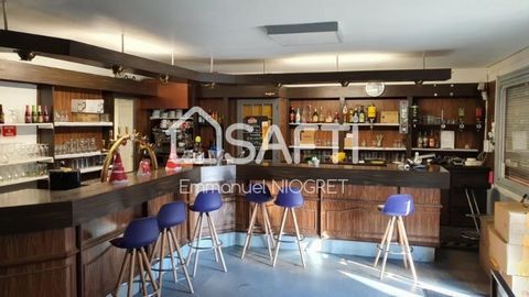 À la recherche d'un espace pour concrétiser votre projet professionnel ou réaliser un investissement locatif ? Ce bien unique saura vous séduire. Ancien bar-restaurant de 237 m², il est implanté sur un terrain de 497 m² avec un vaste parking communal...